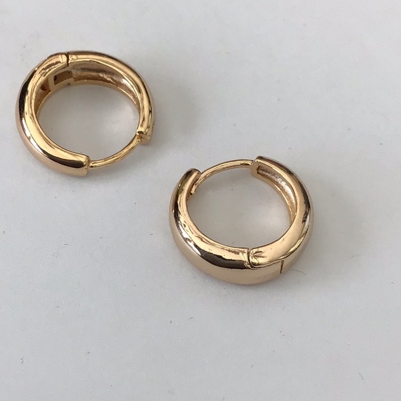 Cute Gold Hoop Earrings - Picture 3 of 3
